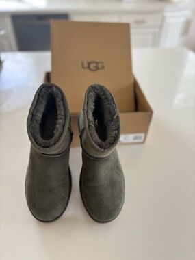 Like new UGG Classic Short Boots in Olive Green